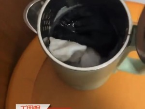 男子在酒店烧水壶发现多双袜子