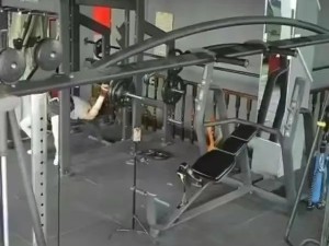 男子被240斤杠铃压死，健身房赔偿50万！