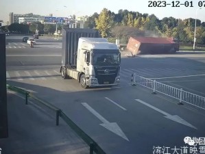 轿车被"压扁":车内2人奇迹生还