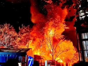 中国传媒大学着火，学生扛着相机现场做作业