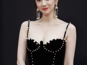 她因“发育过猛”退出国家游泳队，却被三流导演看中一夜成名