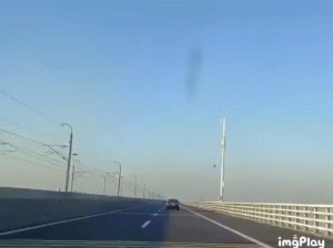 恐怖！摩托车骑手超车被弹飞，坠湖不幸身亡