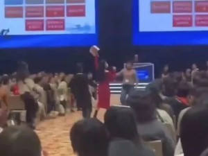 女子大闹学术会场高喊被玩弄感情