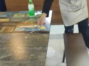 店员将顾客吃剩的小料倒回小料区